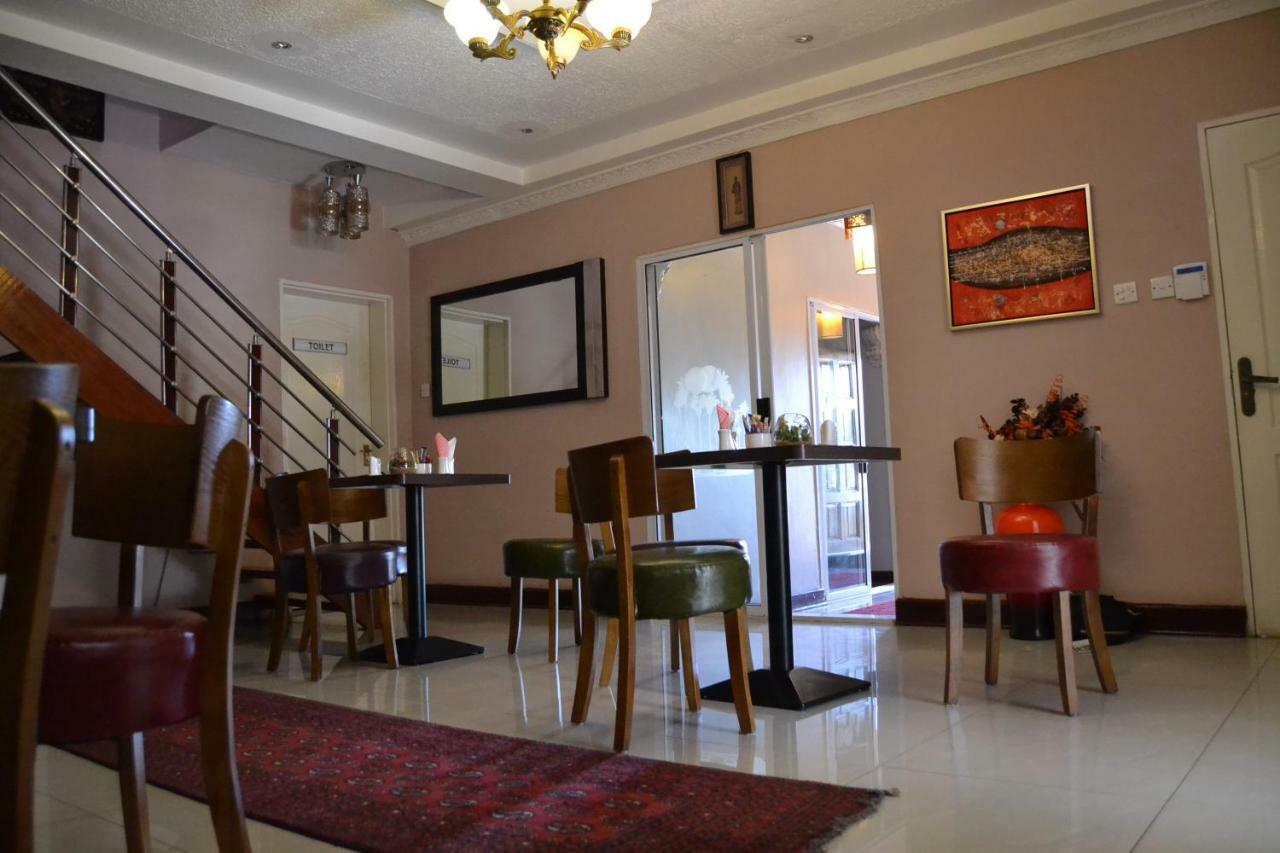 Triple Palms Bed And Breakfast Gaborone Exterior foto